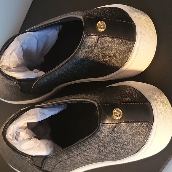 NWOB Michael Kors Slip on - Picture 3 of 4